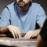 德州扑克同花和顺子哪个大？