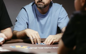 德州扑克同花和顺子哪个大？